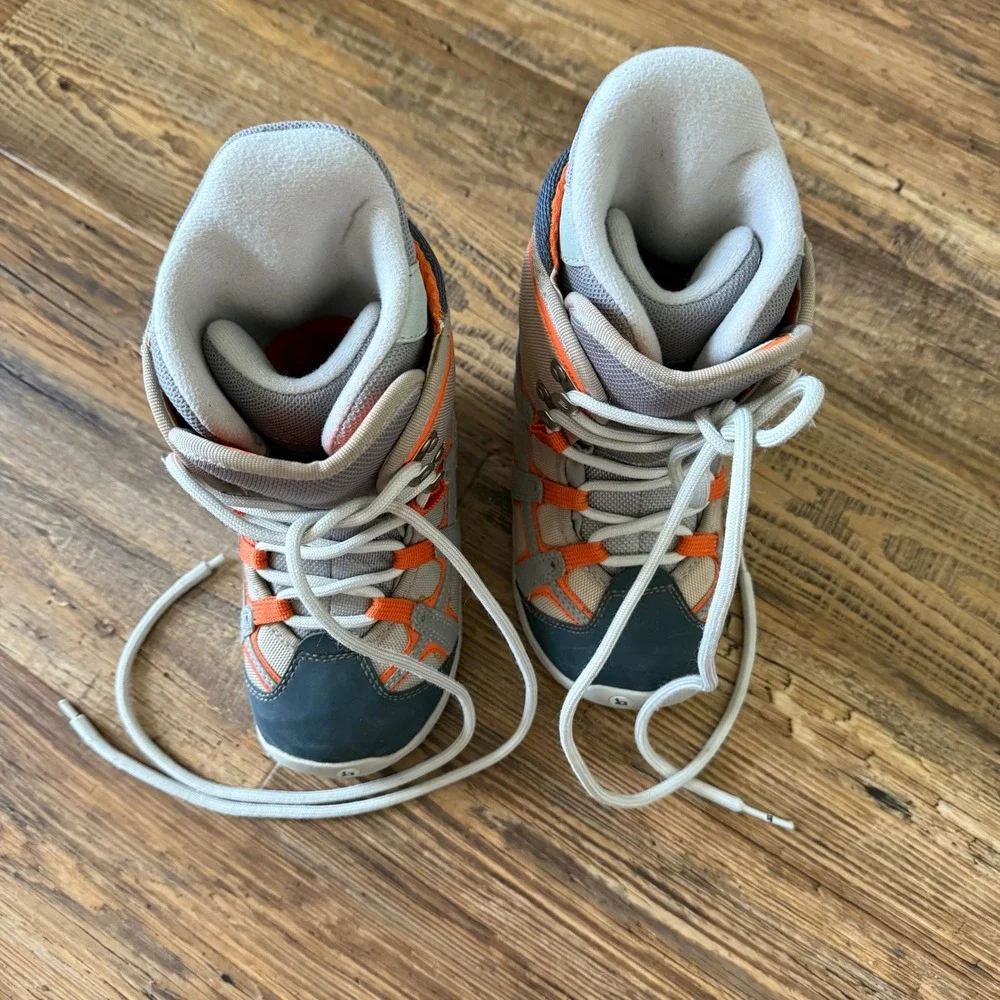Burton Moto Kids Snowboard Boots Size 1 Tan Grey Orange Lace‎ Up Winter Sports
